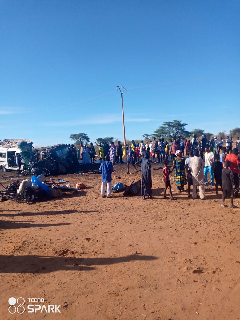 URGENT. Un accident entre un « Ndiaga Ndiaye » et un minicar fait 9 morts et plusieurs blessés graves(Photos+Videos)