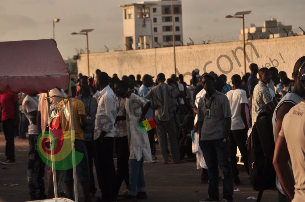 Photos - Les Thiantacounes Affluent Vers La Prison De Rebeuss