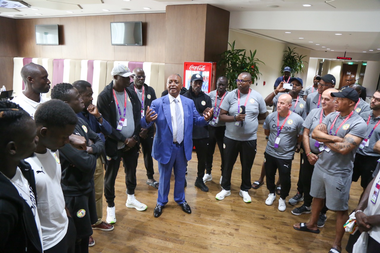 Mondial 2022 : Le Président de la CAF rend visite aux Lions [Photos] 