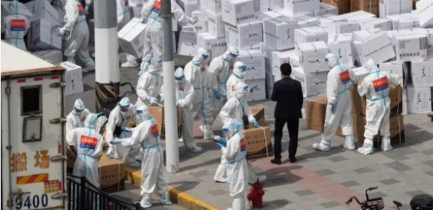 Confinés et désespérés, des habitants de Shanghai crient depuis leur appartement
