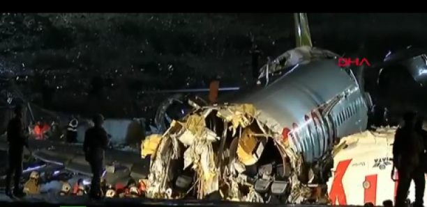 Un avion rate son atterrissage à l'aéroport d'Istanbul et se casse en deux