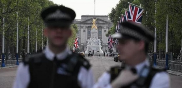 Un homme poignarde deux policiers dans le centre de Londres