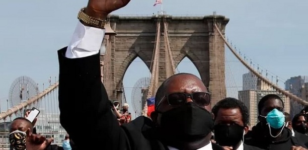 Des gouverneurs américains appellent les manifestants à se faire dépister au Covid-19