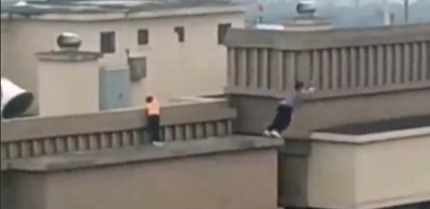 Un enfant joue les Yamakasi au sommet d'un immeuble de 27 étages