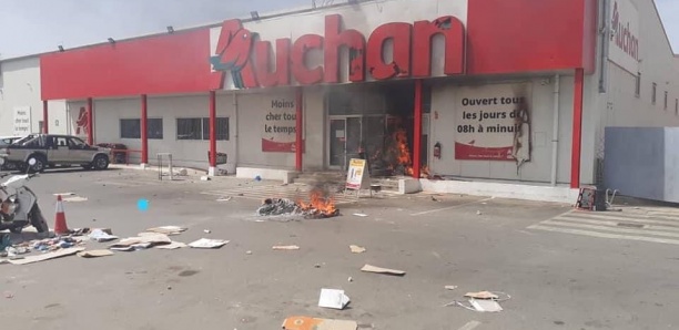 Pikine : Le magasin Auchan vandalisé