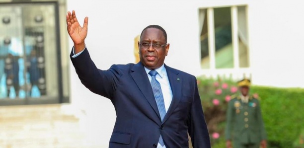 Macky Sall sort à la rencontre de ses militants massés devant le Palais