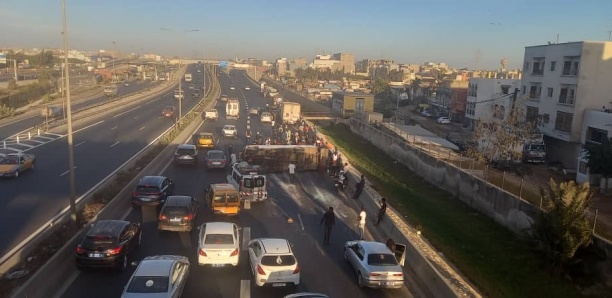[Images] Autoroute : un car « Ndiaga Ndiaye » se renverse entre Camberene et Pikine