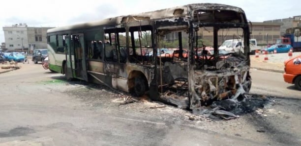 Côte d’Ivoire : Un bus SOTRA incendié à Yopougon, plusieurs suspects arrêtés