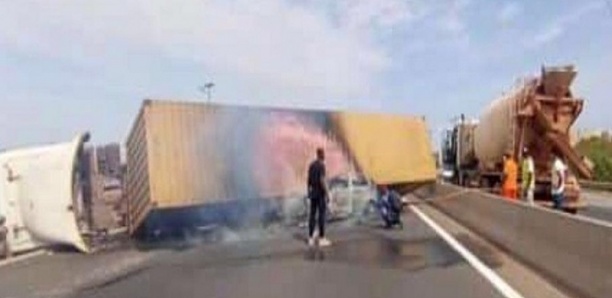 Accident sur l'autoroute à péage: Un camion en feu à Sébikotane