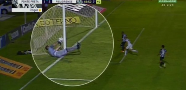 Vidéo : au Brésil, un gardien arrête un but avec son filet