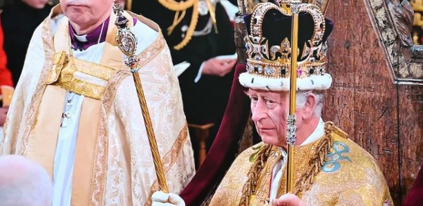 CHARLES III A ÉTÉ COURONNÉ ROI D'ANGLETERRE