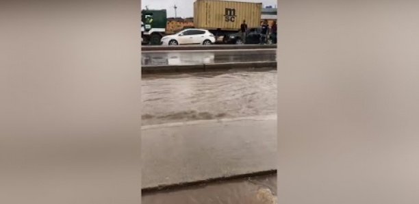 [Vidéo] Fortes pluies à Dakar : Des jeunes barrent la route nationale