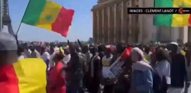 Paris : Des Sénégalais scandent « Libérez Sonko » devant la Tour Eiffel