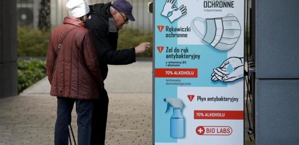 Coronavirus: des distributeurs de masques dans les rues Varsovie