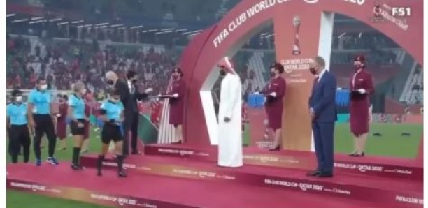 Un prince qatari refuse de saluer les femmes arbitres lors de la cérémonie du championnat du monde des clubs