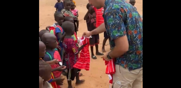 Un journaliste de TNT Sports offre des maillots du Bayern dédicacés par Sadio Mané aux enfants de Bambali