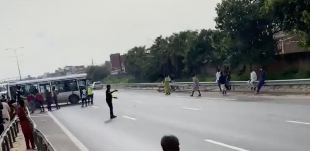 [Vidéo] Scène incroyable sur le péage lors des manifs : Des conducteurs cassent les gardes-fou pour rebrousser chemin