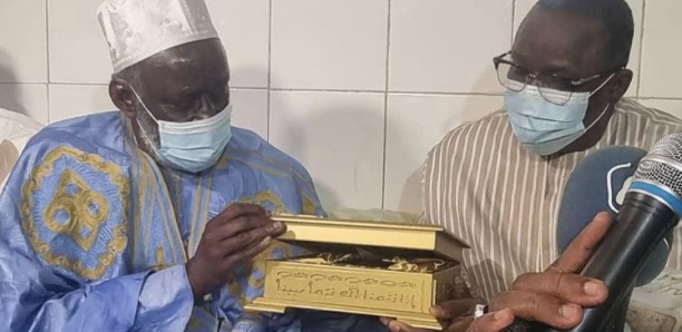 Cadeau : Thierno Madani Tall offre un exemplaire du Coran serti d’or à Macky Sall