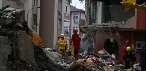 Une nouvelle secousse de magnitude 7,5 frappe la ville turque d’Ekinozu