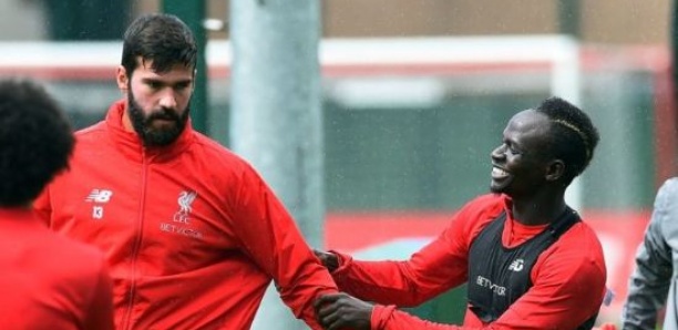Sadio Mané fait une demande hilarante à Alisson, la vidéo devient virale