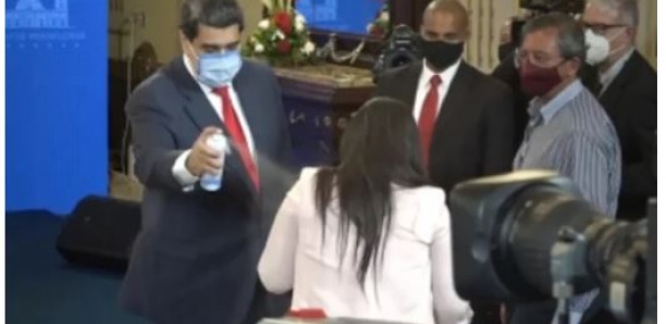 Le président Maduro pulvérise du désinfectant sur les journalistes avant la conférence de presse