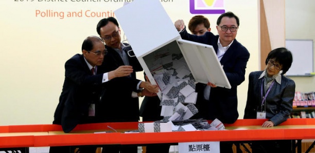 Victoire écrasante des pro-démocratie aux élections locales à Hong Kong