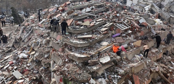 Un mort et plusieurs immeubles effondrés après un nouveau séisme de magnitude 5,6 en Turquie