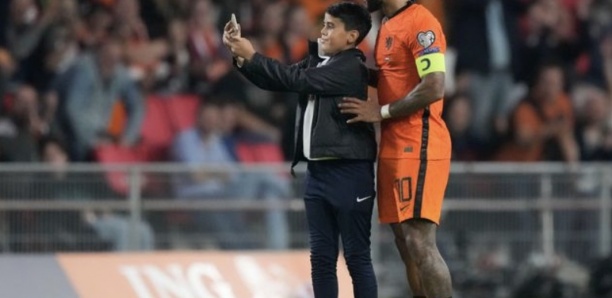 [Vidéo] Pays-Bas-Monténégro : Un enfant prend un selfie en plein match avec Memphis Depay