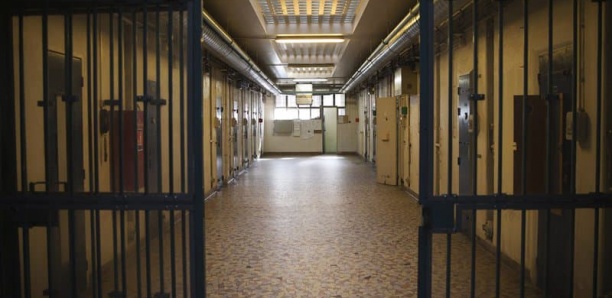 ITALIE: Un Boss de la Mafia Sicilienne sectionne et avale le doigt d'un gardien de prison