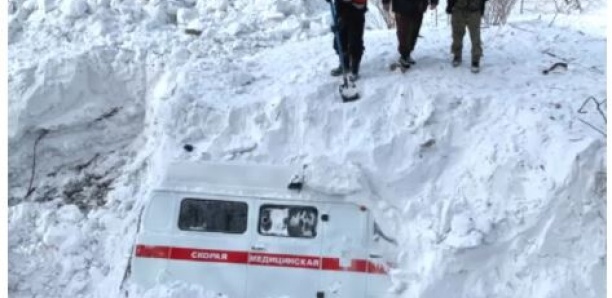 Une ambulance ensevelie par une avalanche en Russie