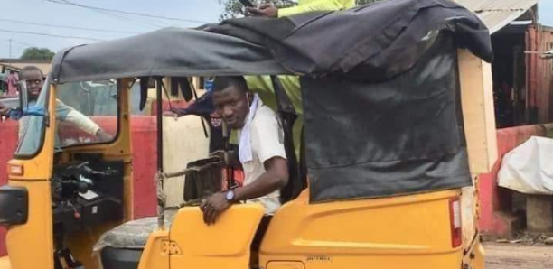 Présidentielle en Guinée :  un candidat parade dans la ville pour compléter sa caution