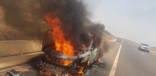 [Vidéo] Accident sur Ila Touba : Un véhicule particulier complètement consumé