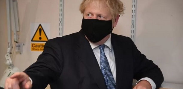Boris Johnson veut être “dur” maintenant pour sauver Noël