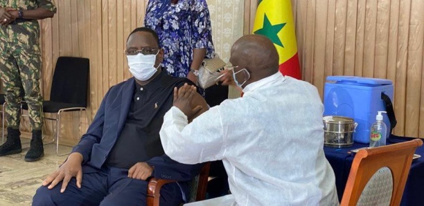 Vaccin Covid 19 : Le Président Prend sa Dose