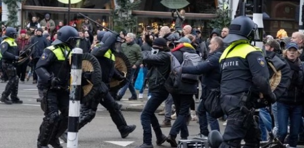 La police intervient contre des manifestants à Amsterdam