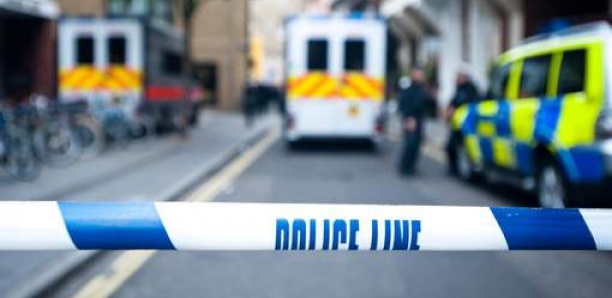 Un homme entre la vie et la mort après avoir été percuté par deux voitures près de Londres
