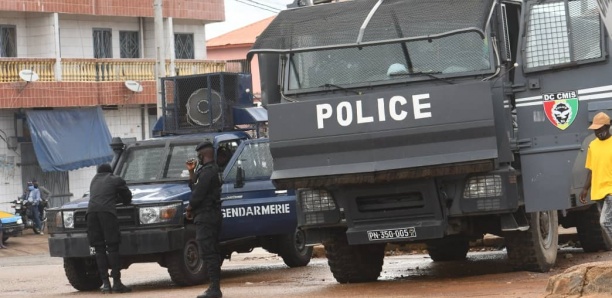 [Photos] Guinée : Des voitures de police et de la gendarmerie devant le domicile de Cellou Dalein