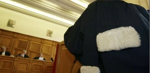 Un avocat parisien accusé d’avoir filmé sous les jupes de ses stagiaires