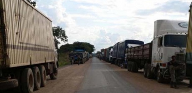 Retour de tournée: Macky fait immobiliser tous les camions et bus sur l’axe Kédougou-Tambacounda