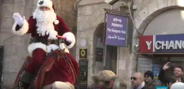 À Jérusalem, le Père Noël fait une entrée remarquée à dos de chameau