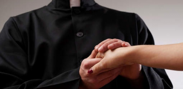 “Je suis amoureux”, confie le prêtre à la fin de la messe avant de renoncer au sacerdoce