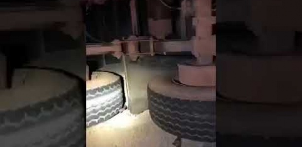URGENT :  Un camion chargé de conteneurs, tombe  de l'échangeur de la foire