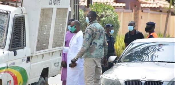 Barth dans les locaux de la police du Point E pour...