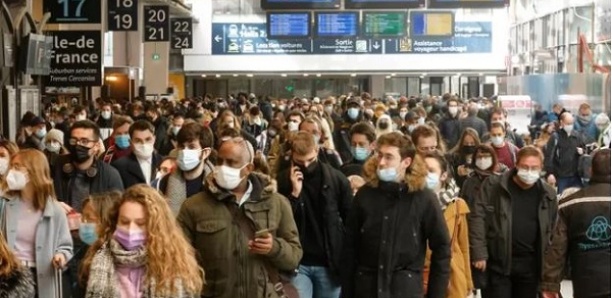 Le port du masque “vivement recommandé” dans les gares et les trains en France: “On fait appel au sens civique”