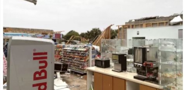 Le toit et les murs d'un magasin arrachés par des vents violents, la marchandise miraculeusement épargnée