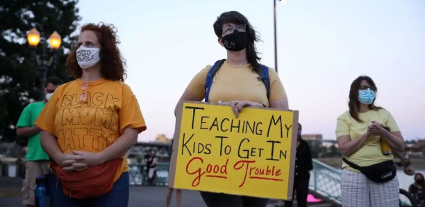 Violences policières aux États-Unis : des mamans pour protéger les manifestants
