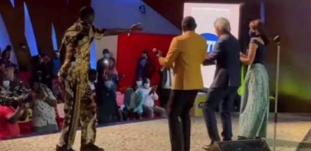 Pape Diouf enflamme la Côte d’Ivoire et montre ses talents en danse