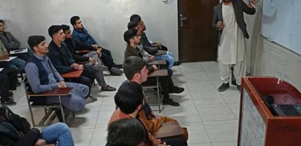 Afghanistan: les garçons de retour à l'université, pas les filles