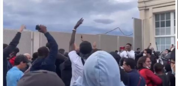 Des fans parisiens attendent Messi à l'aéroport pendant des heures... pour rien