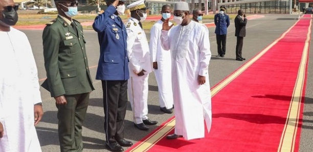 [Vidéo] Sommet de l’Uemoa : Macky Sall accueilli en grande pompe par la communauté sénégalaise  à Abidjan